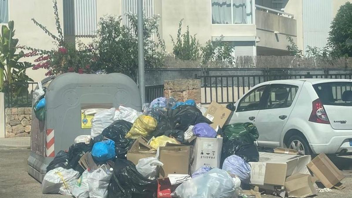 Basura desbordando los contenedores en una urbanización de Llucmajor