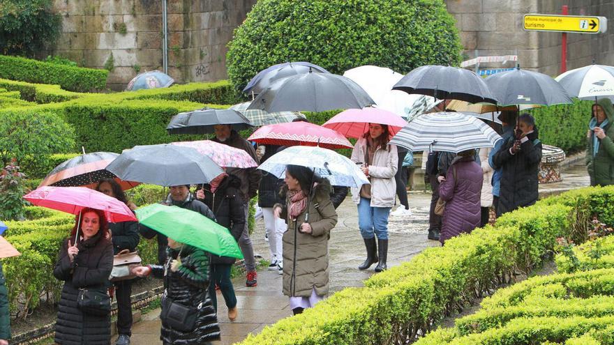 Los turistas desafían al mal tiempo: “Utilizas paraguas y chubasquero, y listo”