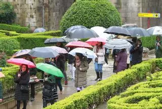 Los turistas desafían al mal tiempo: “Utilizas paraguas y chubasquero, y listo”