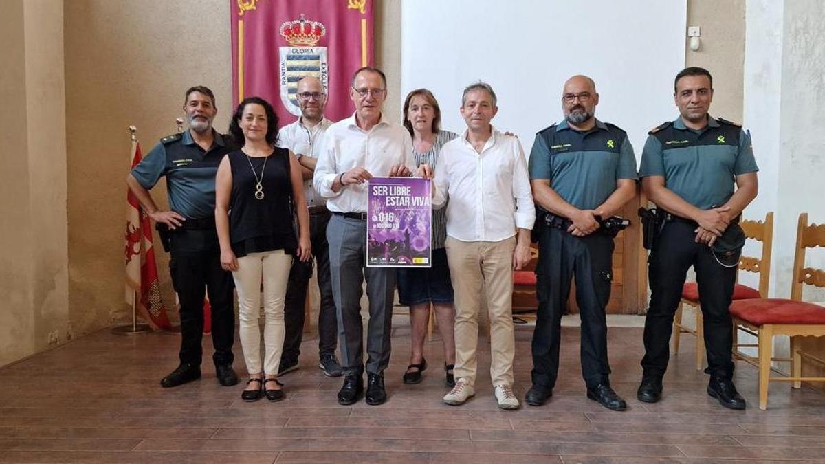 Autoridades y responsables de la Guardia Civil y Tráfico muestran los carteles contra la violencia de género.