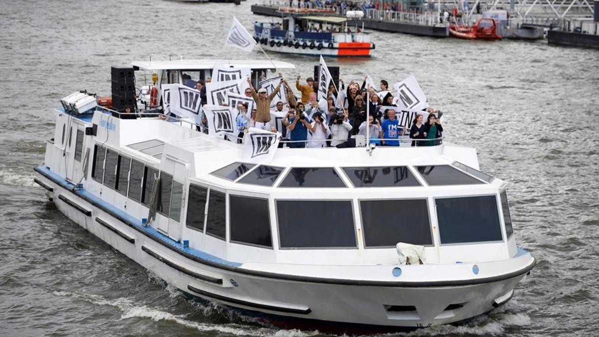 Un barco con partidarios de votar por la permanencia en la UE, incluyendo al cantante irlandés Bob Geldof (centro) navega por el Tamésis para contrarrestar a la flotilla del 'no', en Londres, el 15 de junio.