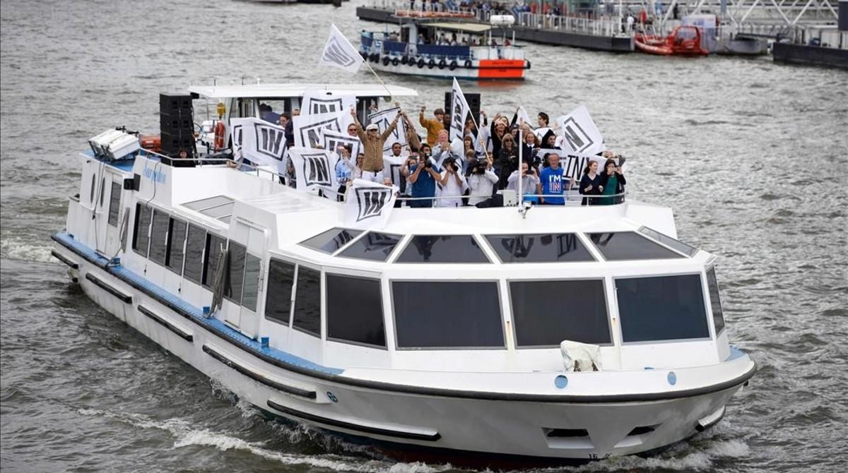 mbenach34301376 a boat carrying supporters for a remain vote in160616103203 mbenach34301376 a boat carrying supporters for a remain vote in160616103203