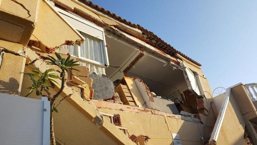 Rescatadas cuatro personas con vida tras el derrumbe de un bungaló en Orihuela Costa