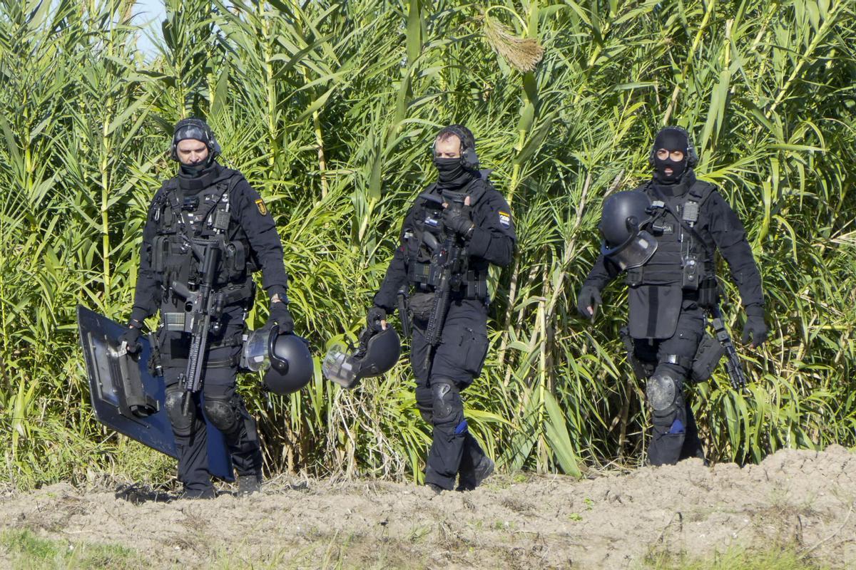 Policías desplegados en Isla Mayor tras el tiroteo protagonizado por unos narcos.