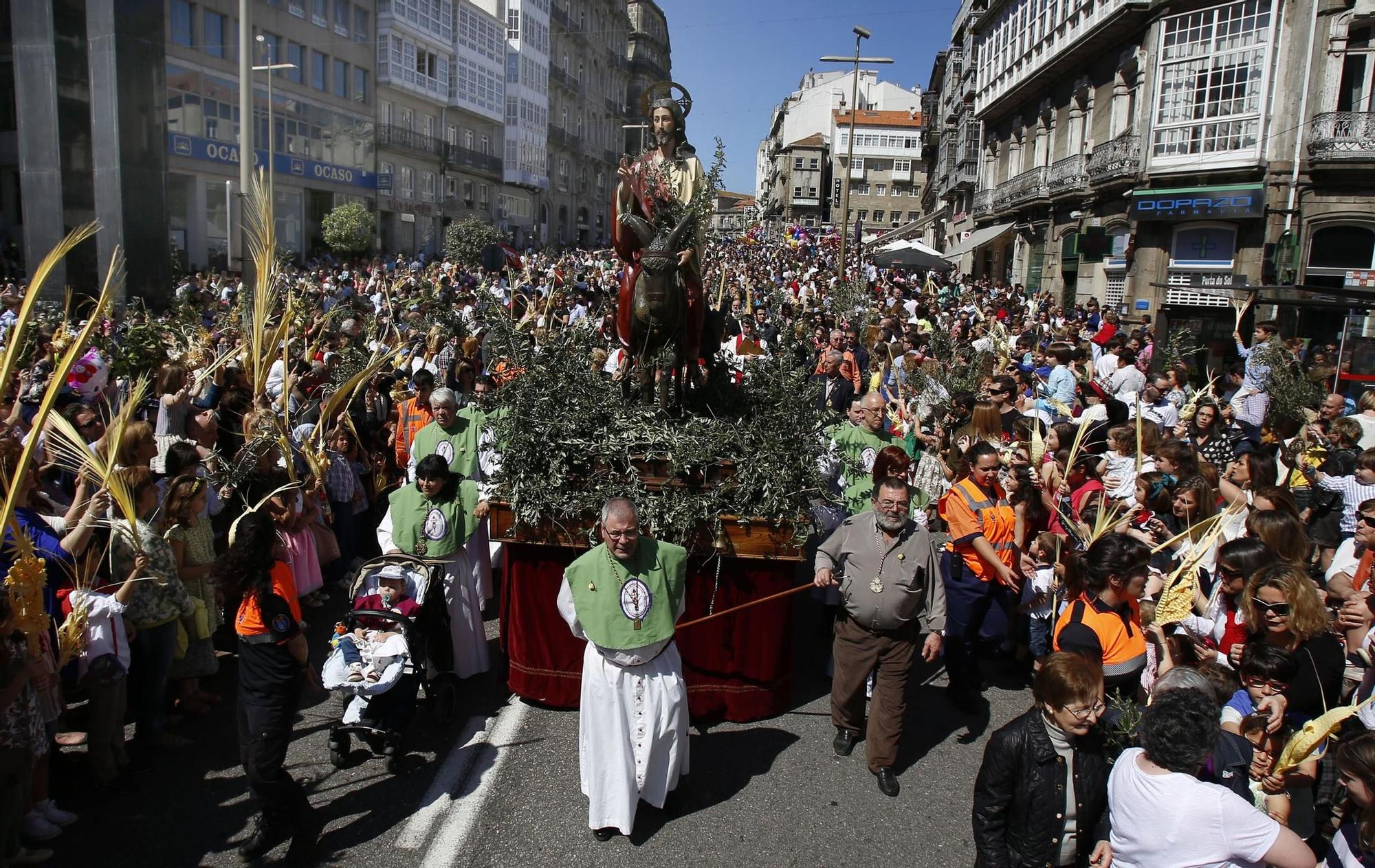 2014 Asistentes a la procesión de la Borriquilla por las calles de Vigo Ricardo Grobas.jpg