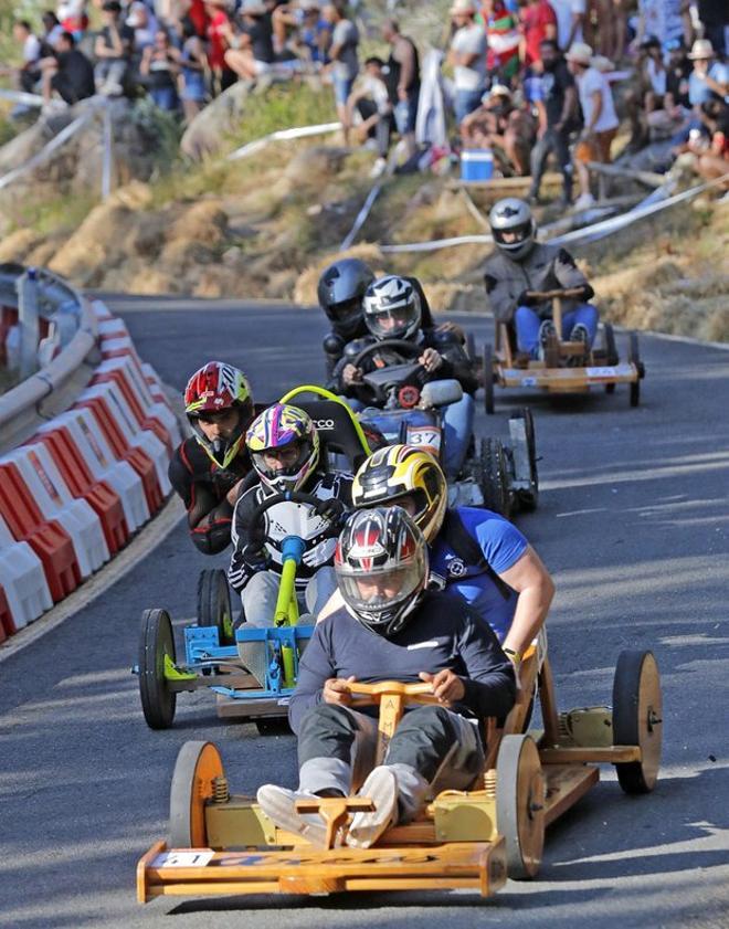 Varias de las carrilanas participantes en el XXXII Gran Prix Carrilanas de Esteiro, en el que bólidos artesanales descienden a alta velocidad en una carrera declarada de interés turístico y que atrae a miles de personas, esta tarde en Esteiro, A Coru