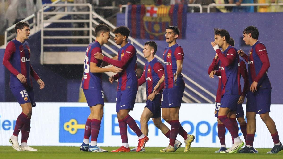 Los jugadores del Barça celebran uno de los dos goles al América.