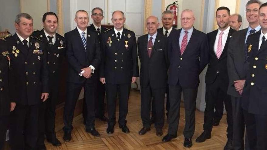 Un momento del acto en el que se condecoró a Protección Civil de O Grove, en Madrid, y las dos medallas recibidas. // FdV