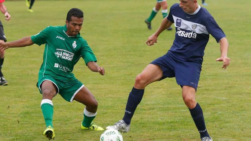 Polo conduce el balón ante un jugador del Covadonga.