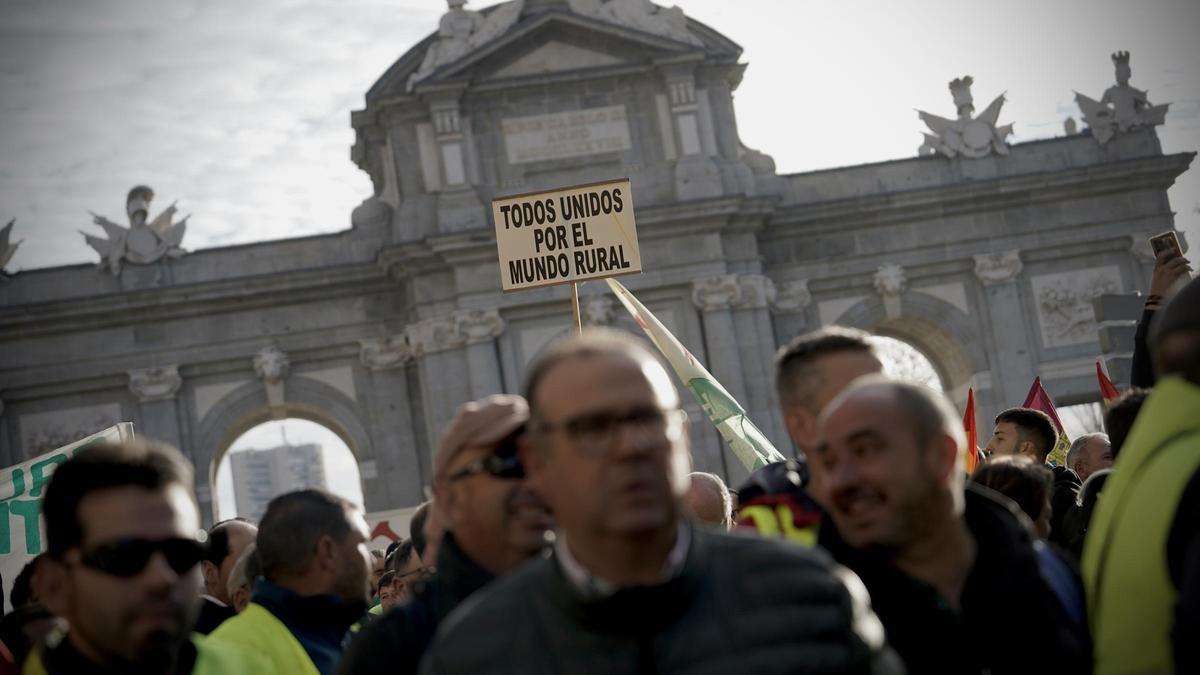 Agricultores concentrados en la Puerta de Alcalá (Madrid).