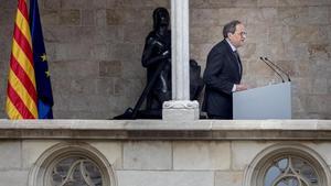 El ’president’ Quim Torra, en el Palau de la Generalitat, tras ser condenado a una pena de inhabilitación de año y medio para el ejercicio de cargos electos y a una multa de 30.000 euros, este jueves.