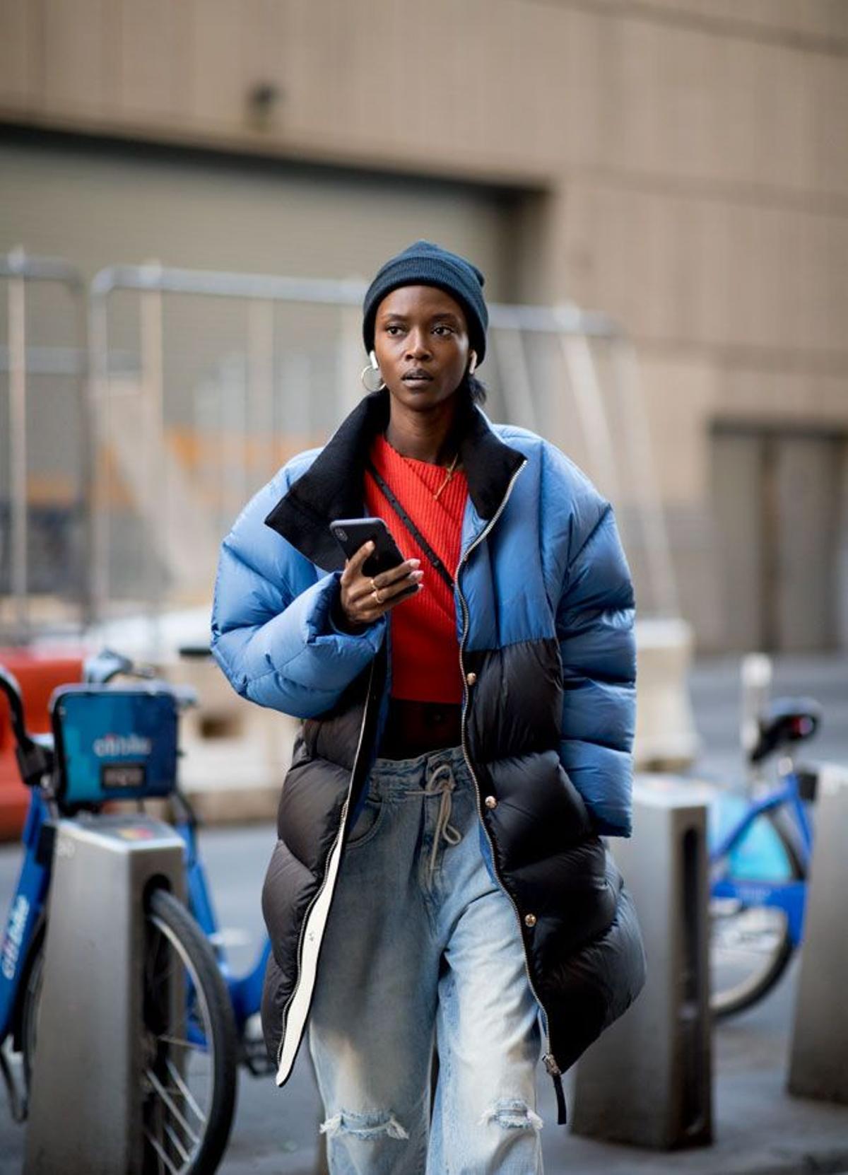 Street style en Nueva York, plumas largo bicolor