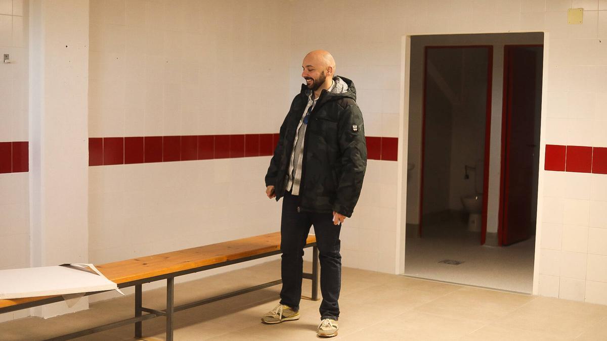 Manuel Alesander Alonso, en uno de los vestuarios reformados