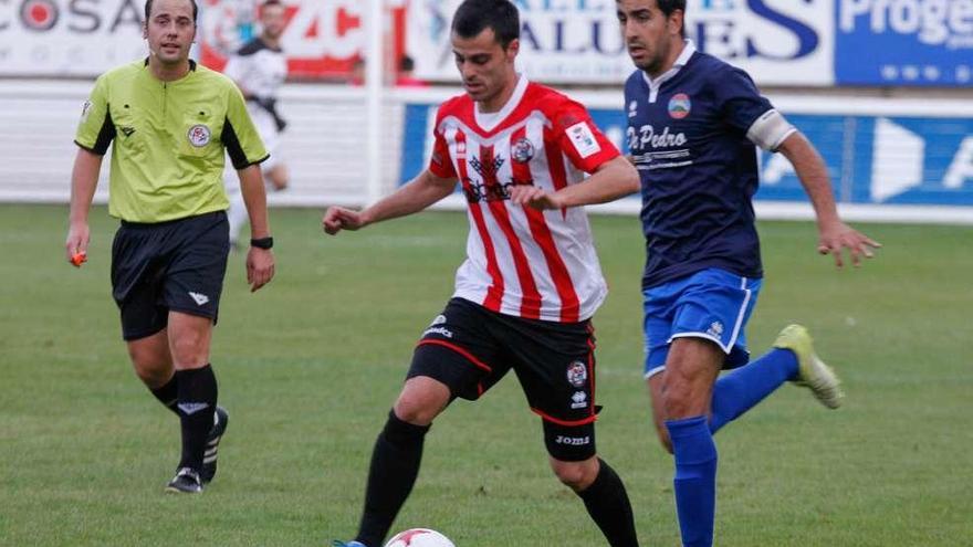 Javi Rodríguez conduce el balón frente al Uxama.