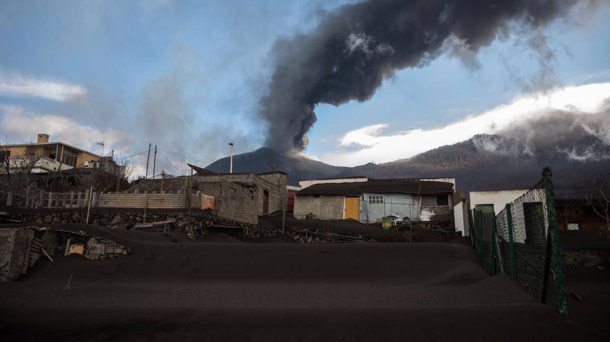 El volcán de La Palma humeando un mes y medio después de entrar en erupción.