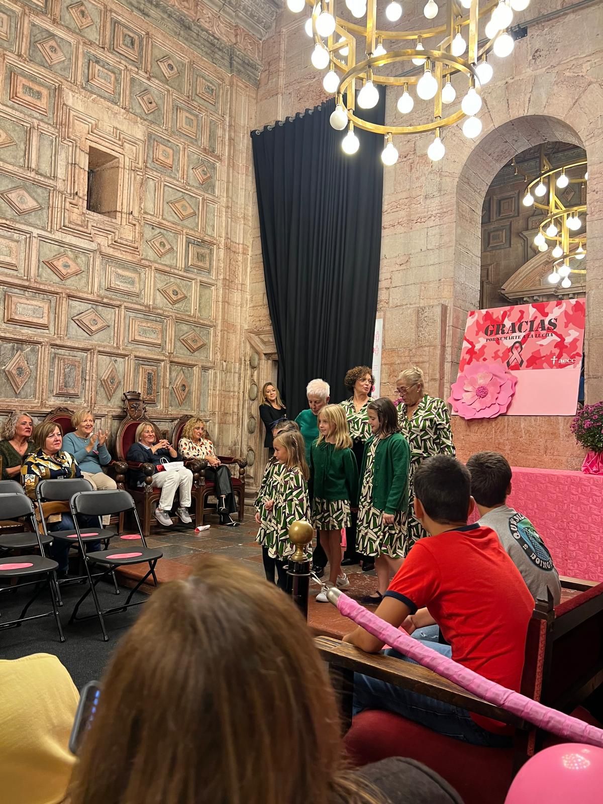El desfile de moda solidario de Grado, en imágenes