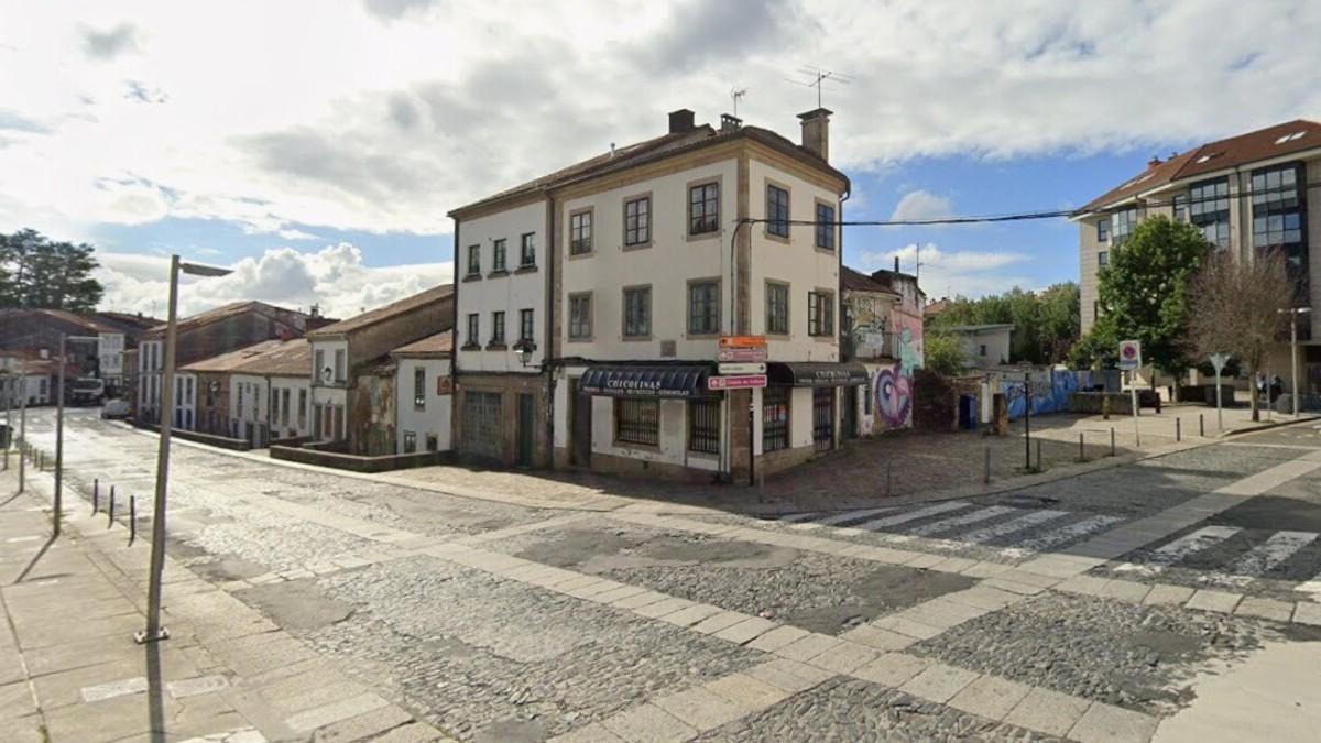 Punto de la rúa Castrón Douro en el que está cortado el tráfico desde este lunes por la reparación del empedrado de la Ponte de Sar