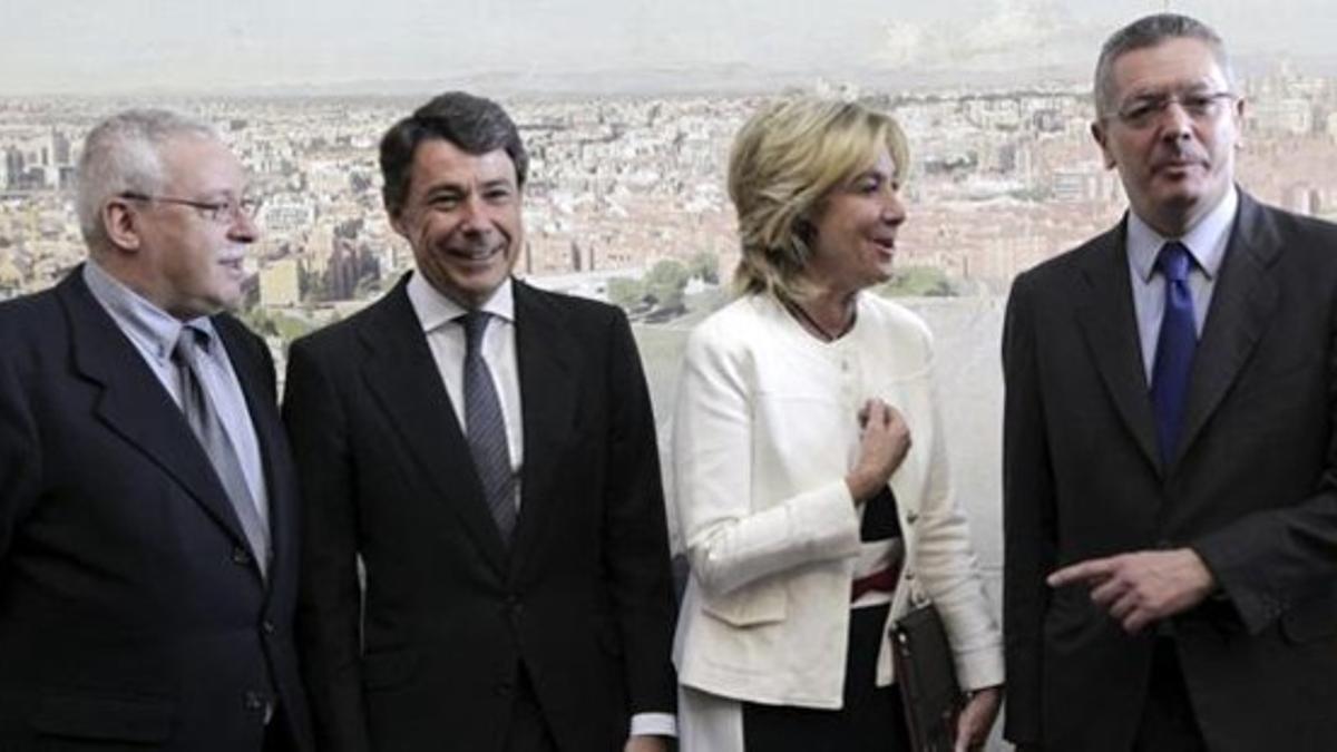 De izquierda a derecha, el expresidente de la Comunidad de Madrid Joaquín Leguina; el nuevo presidente, Ignacio González; y los otros dos expresidentes, Esperanza Aguirre y Alberto Ruiz-Gallardón, ayer. EFE / S. B.