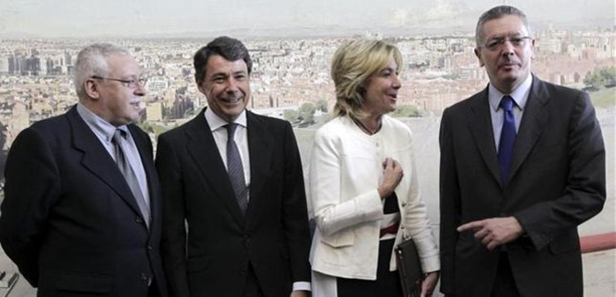 D’esquerra a dreta, l’expresident de la Comunitat de Madrid Joaquín Leguina; el nou president, Ignacio González; i els altres dos expresidents, Esperanza Aguirre i Alberto Ruiz-Gallardón, ahir. EFE / S. B.