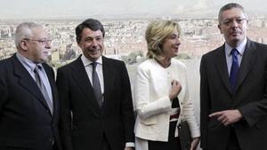 De izquierda a derecha, el expresidente de la Comunidad de Madrid Joaquín Leguina; el nuevo presidente, Ignacio González; y los otros dos expresidentes, Esperanza Aguirre y Alberto Ruiz-Gallardón.