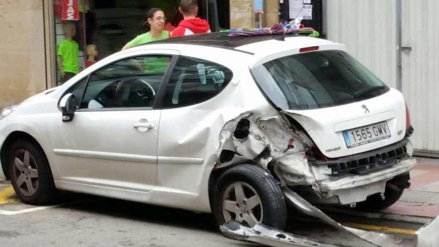 Uno de los coches arrollados por el conductor detenido.