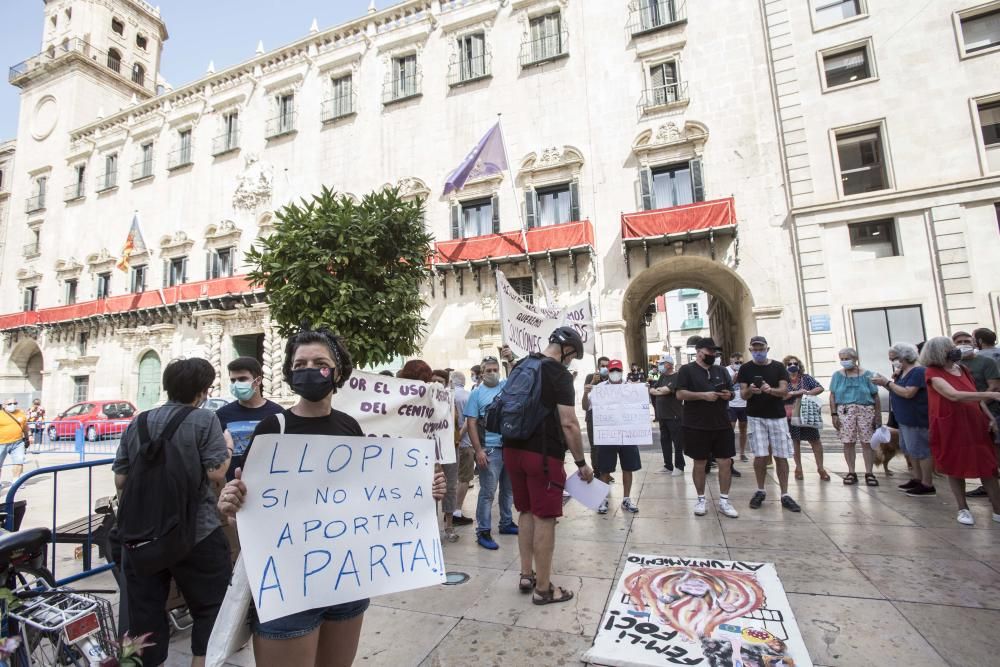 Vecinos de la Zona Norte piden la dimisión de Julia Lllopis.