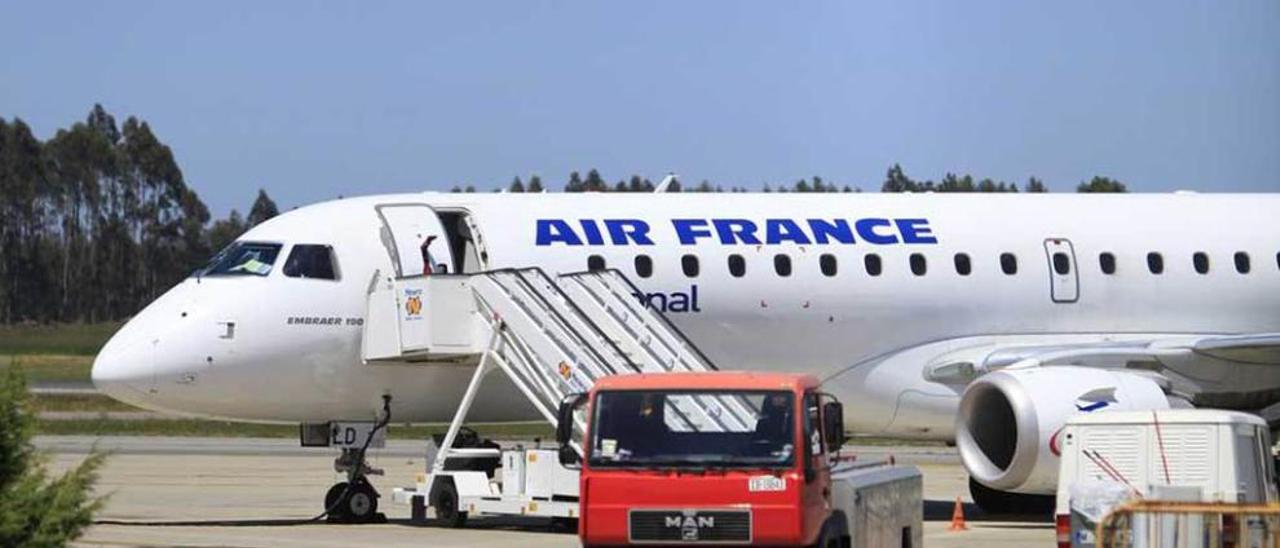 Un avión de Air France, en el aeropuerto de Asturias.