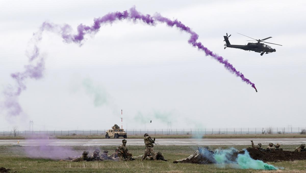 Fuerzas terrestres estadounidenses de la 101 División Aerotransportada, durante un ejercicio en la base aérea de la OTAN, en Rumania