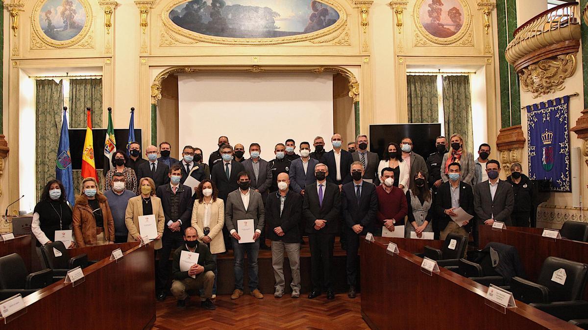 Acto de entrega de los expedientes en la diputación, ayer.