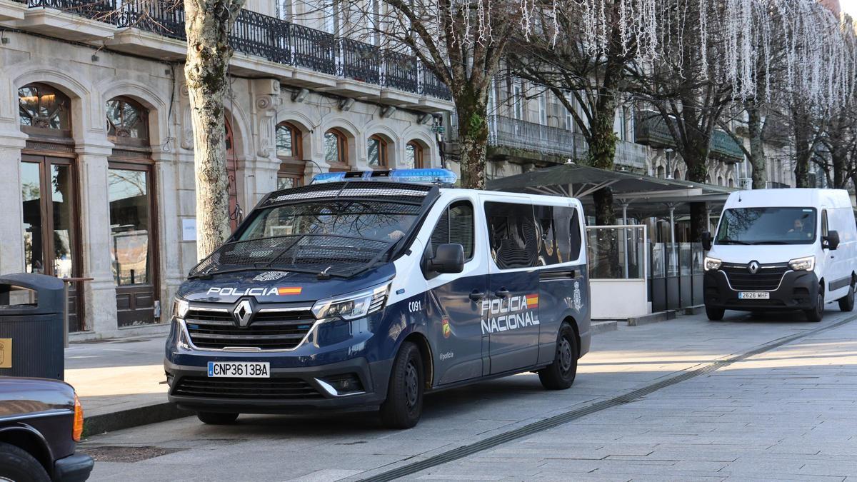Un furgón de la Policía Nacional en una céntrica calle de Vigo.