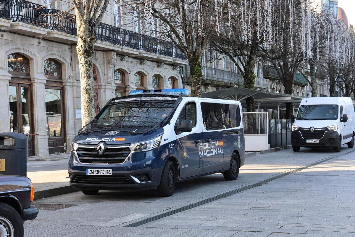 Un furgón de la Policía Nacional en una céntrica calle de Vigo.