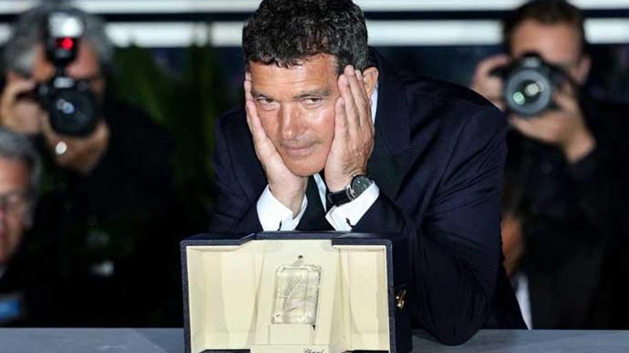 Antonio Banderas posa con su premio en Cannes.