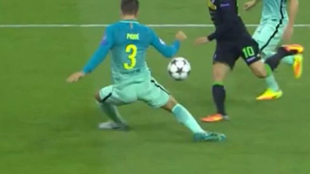 La mano de Gerard Piqué dentro del área