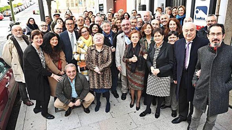 O músico e profesor César Morán, no centro, na homenaxe pola súa xubilación.