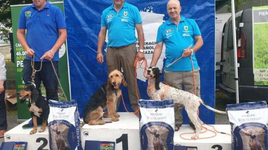 Antonio Sanchez, junto a su perro y el resto de ganadores del torneo.