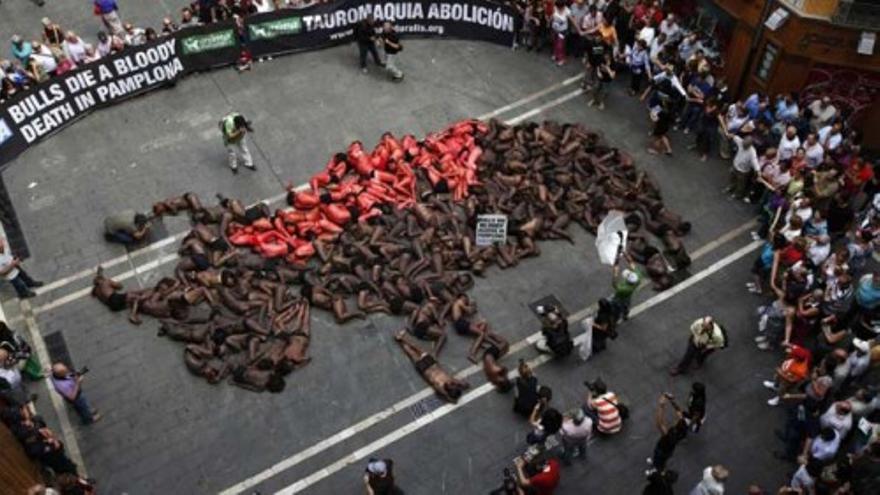 La silueta de un toro con cuerpos humanos en protesta contra los San Fermines