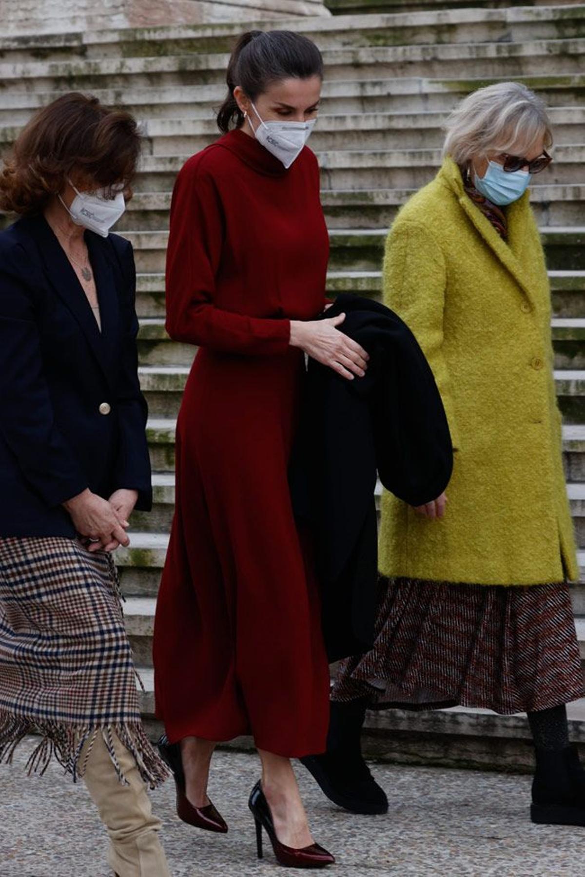 La reina Letizia, con vestido con falda evasé de Massimo Dutti