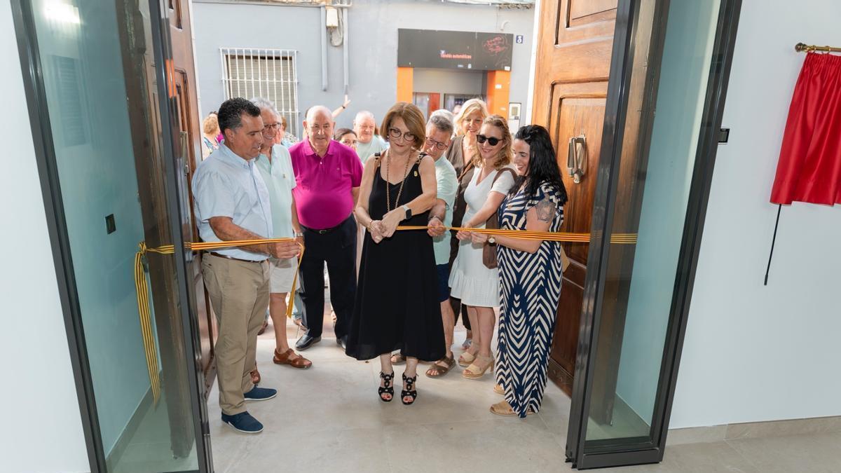 Rafaela Aliaga corta la cinta en la inauguración.
