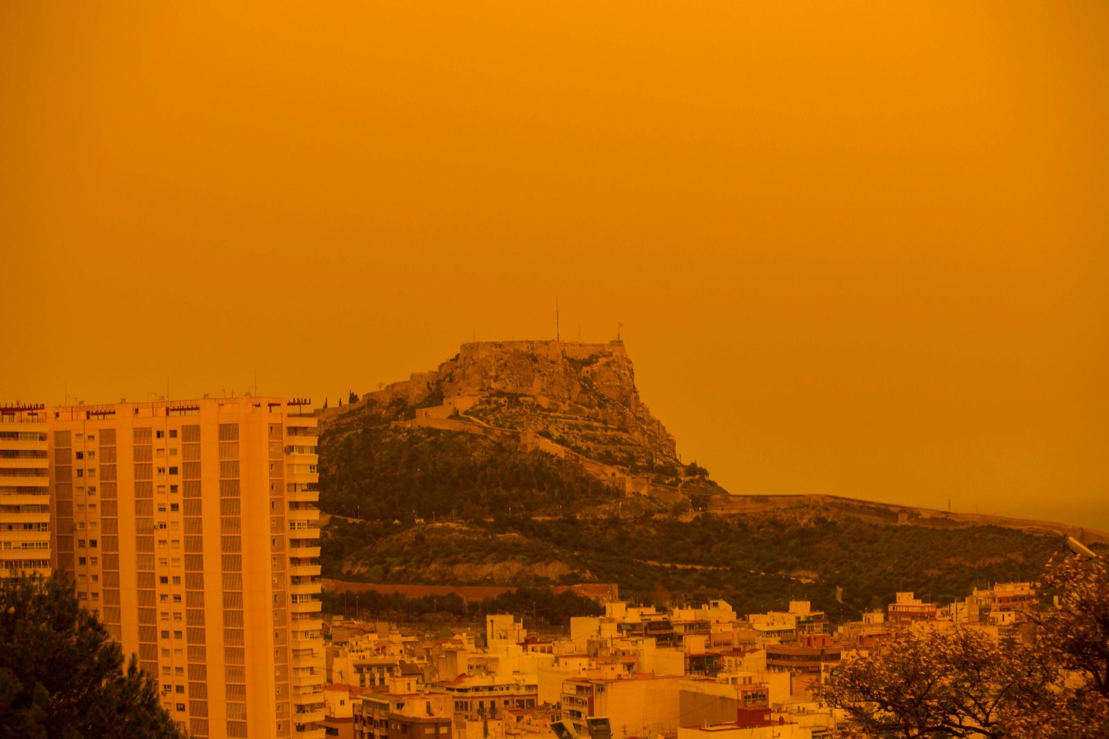 El color rojo por el polvo del Sáhara toma el cielo de Alicante