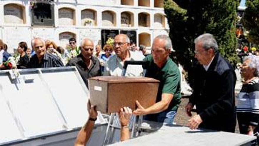 Momento en el que cuatro de los seis fusilados son introducidos en el panteón de San Isidro. i PACO LUIS MATEOS