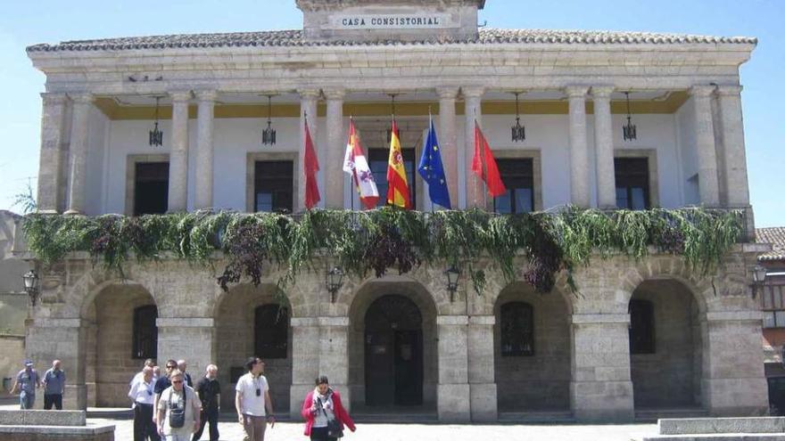 El Ayuntamiento se une a la tradición de las enramadas