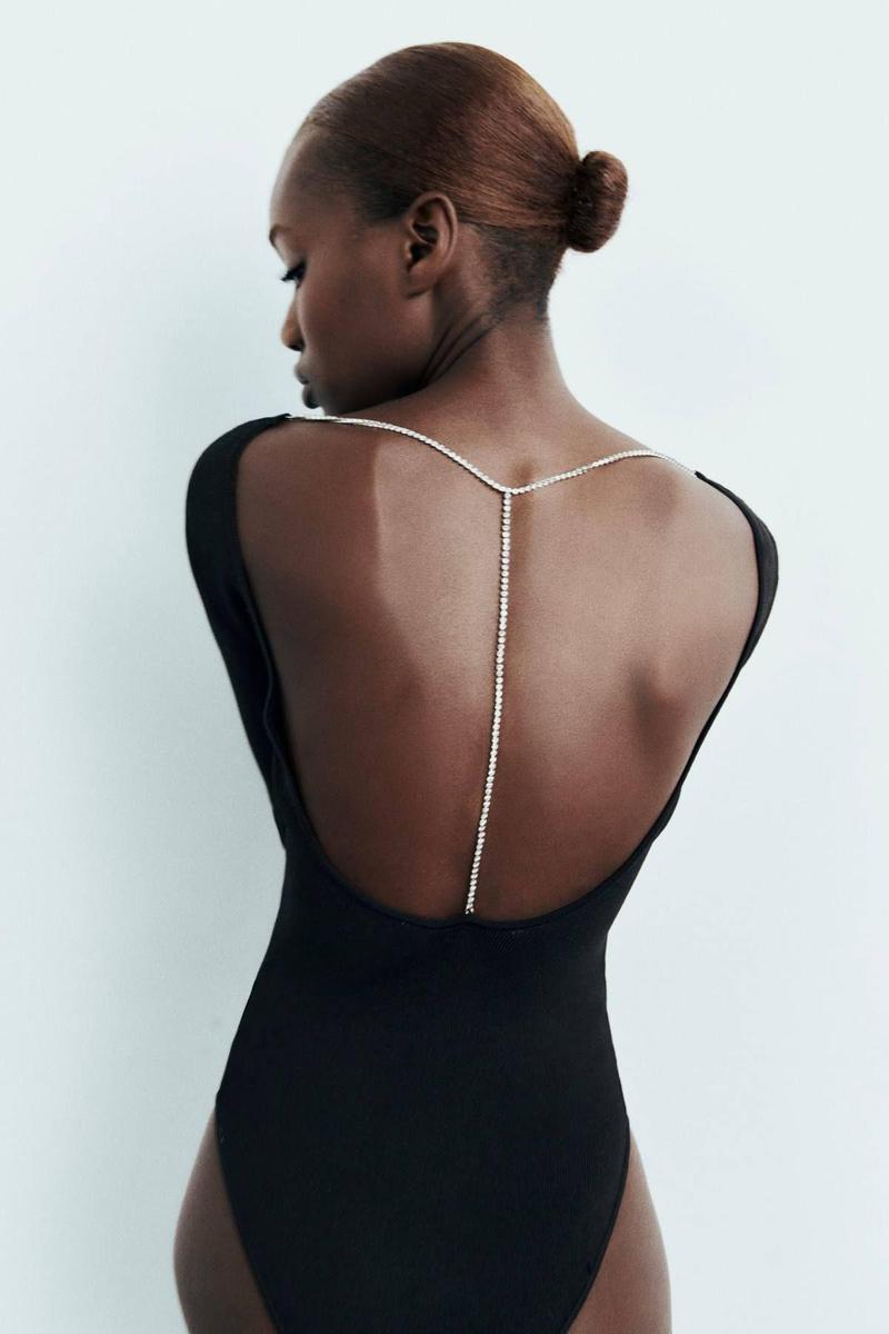 Body con abertura en la espalda y cadena de brillos de Zara