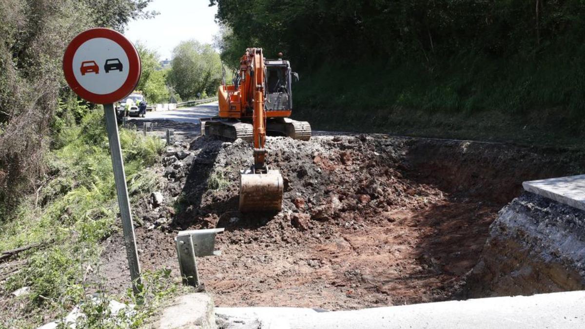 Una máquina trabaja en la reparación del hundimiento de la vía, que estará cortada hasta el viernes.