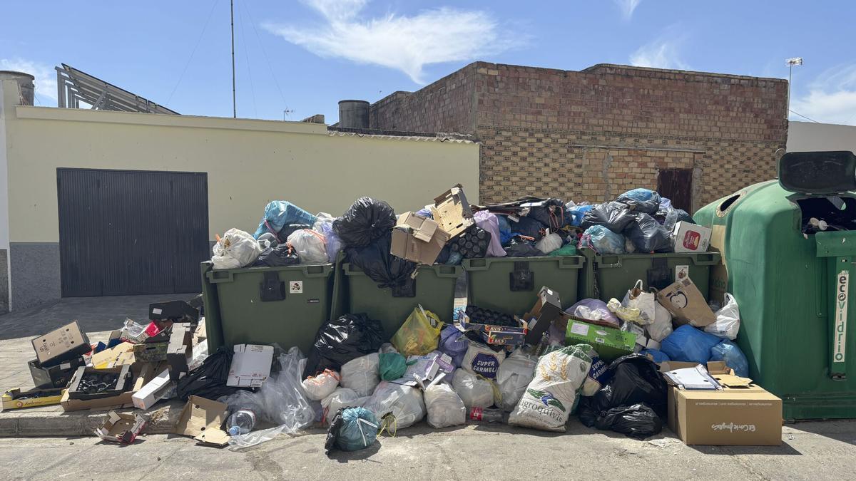 Contenedores llenos de desperdicios en Las Cabezas de San Juan.