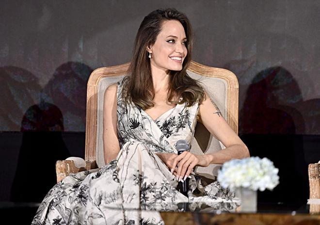 Angelina Jolie, con vestido estampado de Dior en una rueda de prensa por el estreno de 'Maléfica'