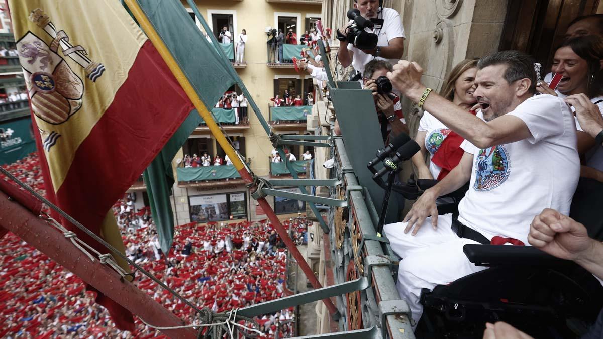  El exfutbolista, Juan Carlos Unzué (d) da el chupinazo desde el balcón del Ayuntamiento en la Plaza Consistorial de Pamplona este miércoles dando comienzo a los Sanfermines 2022.