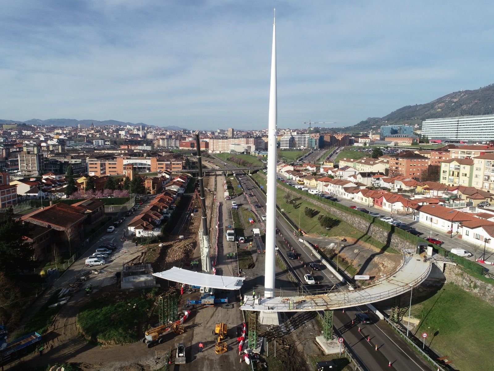 En imágenes | Así fue la colocación de la penúltima pieza del "arpa" de Santullano