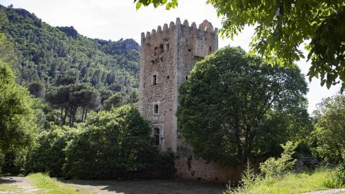 Una imagen de la Torre dels Coloms, convertida en icono de las ruinas del monasterio de la Murta.