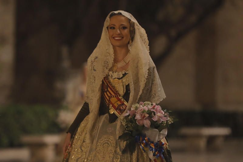 Marina Civera y su corte de honor en la Ofrenda de las Fallas 2019.