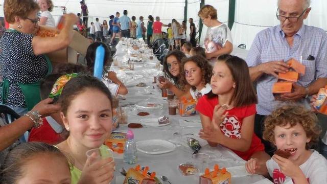 Por la izquierda, Carolina Díez, Cristina Álvarez, Lucas Fernández, Jairo Possé, Aida Rodríguez (estos tres últimos tapados), Deva Fidalgo, Llara Fidalgo, María Díez y Pelayo Suárez, ayer durante la chocolatada.